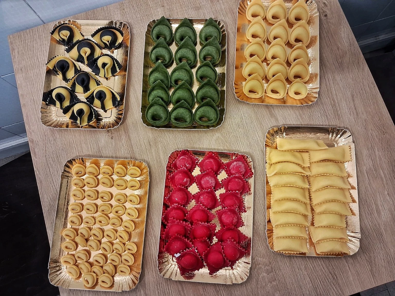 Vassoi di pasta ripiena in diversi formati e colori