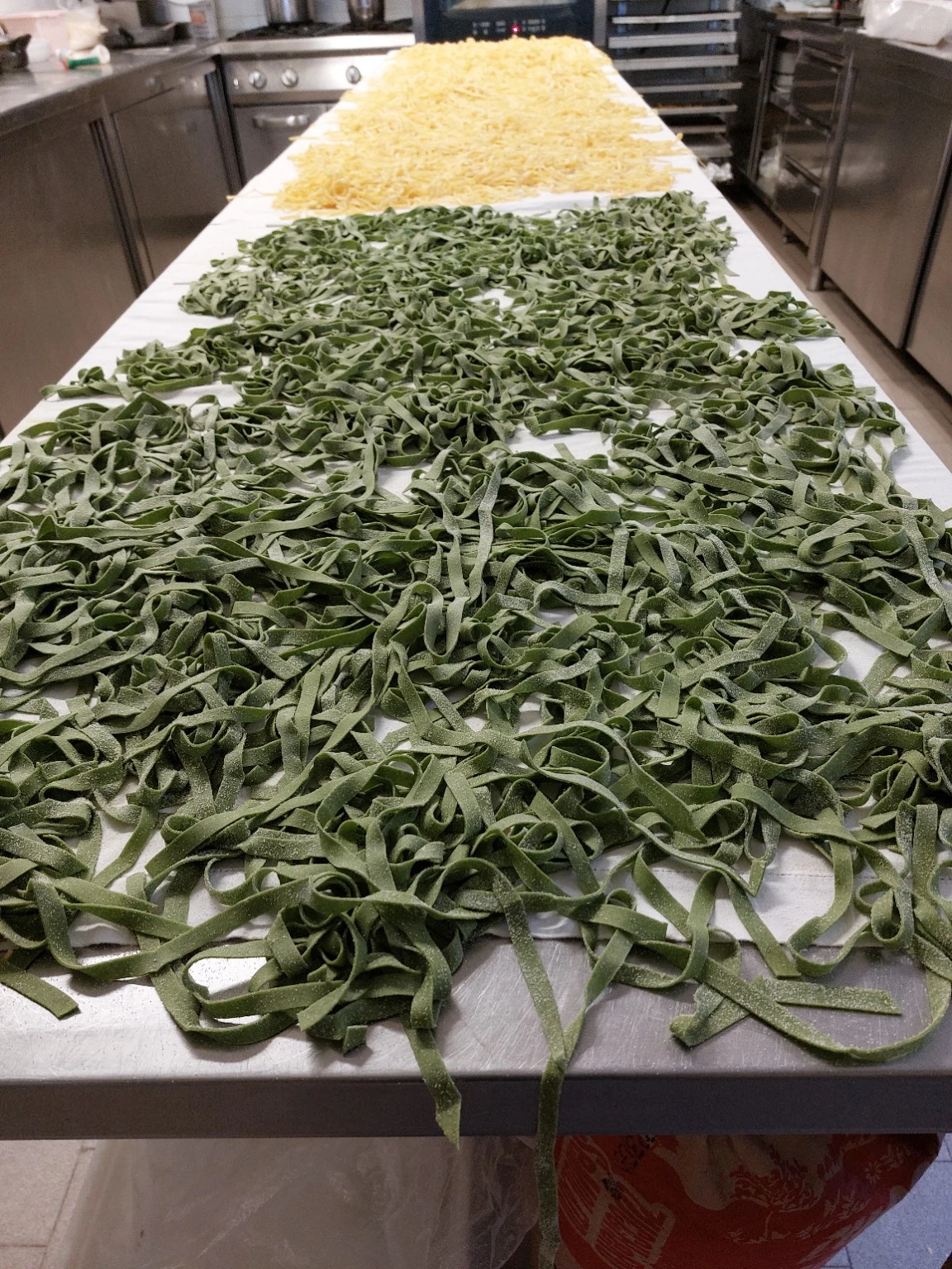 Il tavolone del nostro laboratorio con pasta fresca verde e all’uovo